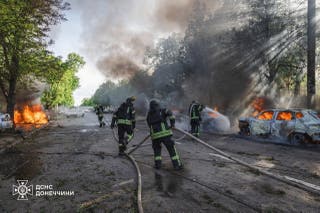 Vatrogasci rade na mjestu ruskog zračnog napada, usred ruskog napada na Ukrajinu, u gradu Kramatorsku na liniji fronta u regiji Donjecka, Ukrajina, 5. svibnja 2026.